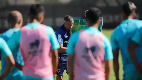 Gustavo Álvarez celebra los nuevos refuerzos de U de Chile.
