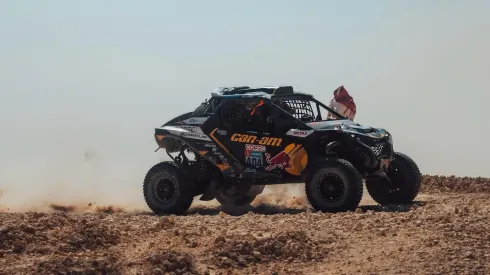 Chaleco López sigue en el podio del Dakar.