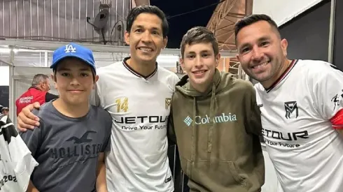 Joaquín (de polerón verde) junto a Matías Fernández y su padre, Fernando Meneses.