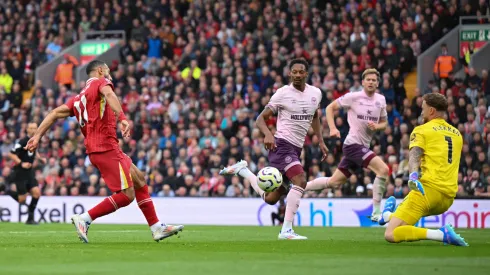 Mohamed Salah rematando ante la salida de Mark Flekken, en la victoria de Liverpool por 2-0 sobre Brentford.