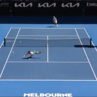 Carlos Alcaraz hace volar su raqueta en el Australian Open el mejor punto del año