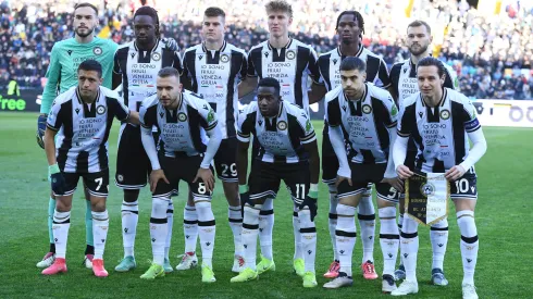 Alexis Sánchez y su equipo posando para la fotografía antes del juego más reciente frente a Atalanta.