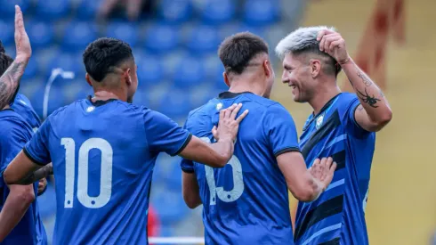 Claudio Torres (el platinado) marcó dos goles para Huachipato.