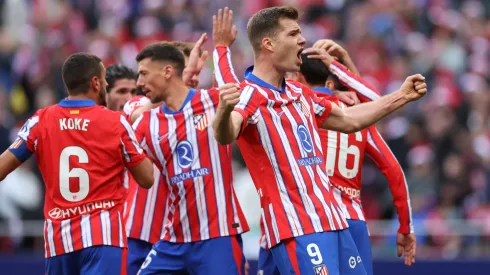 Alexander Sørloth, delantero noruego, festeja uno de sus goles con la camiseta de Atlético de Madrid.