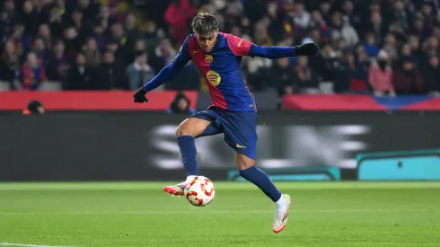 Lamine Yamal, estrella de Barcelona, controla el balón en el juego de Barcelona ante Real Betis.