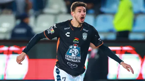 La U busca goles en el extranjero.