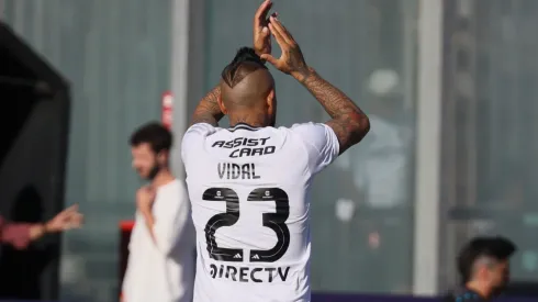 Arturo Vidal saluda a la afición en el último juego de Colo Colo en el Estadio Monumental David Arellano.