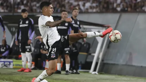 Erick Wiemberg intenta desesperadamente dejar el balón en la mala cancha del Monumental.