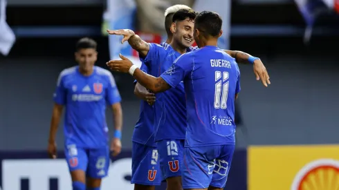 Javier Altamirano festeja con Nicolás Guerra en la goleada de Universidad de Chile sobre Deportes Recoleta en la fecha 1 de la Copa Chile 2025.