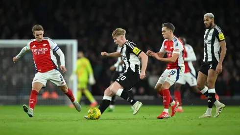 Lewis Hall con el balón en el último Arsenal vs Newcastle United, que se disputó en el Emirates Stadium.
