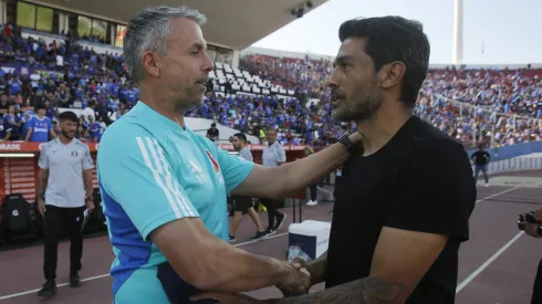 Walter Erviti se saluda con Gustavo Álvarez en un duelo entre la U y Audax Italiano.