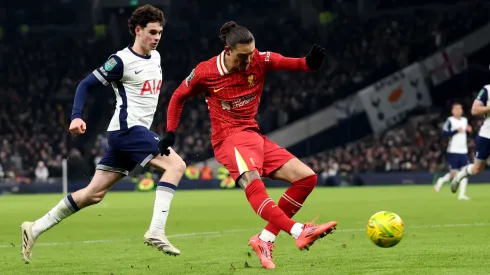 Darwin Núñez remata ante la marca de Archie Gray en el último Tottenham vs Liverpool, en la semifinal de ida de la Copa de la Liga.