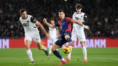 Robert Lewandowski remata el balón en el último Barcelona vs Valencia, por la liga española.