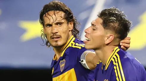 Edinson Cavani, el capitán de Boca Juniors, celebra el golazo junto a Carlos Palacios.