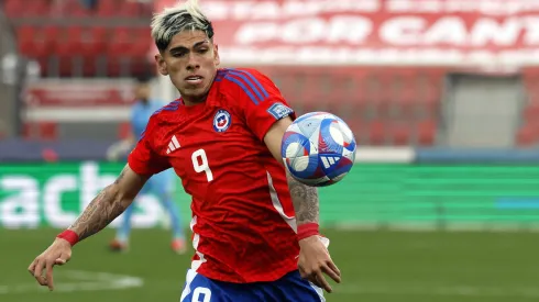 Carlos Palacios jugando por la Roja.