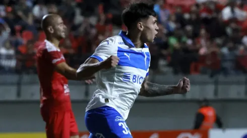 Diego Corral celebra su primer gol como profesional en la Católica.