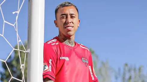 Martín Rodríguez posa con la camiseta de su nuevo equipo.