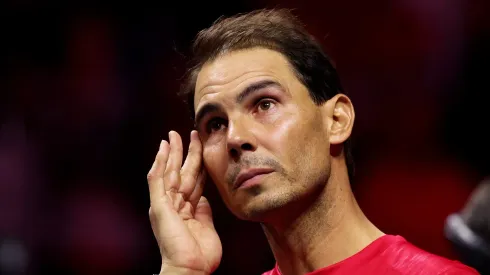 Rafael Nadal se emociona mientras ve un vídeo durante su despedida en la Copa Davis 2024.
