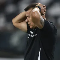 No fue la árbitra: Jorge Almirón le pega al responsable de la expulsión de Claudio Aquino