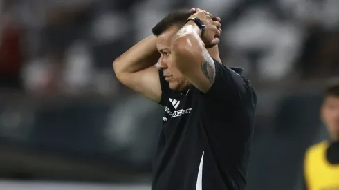 Jorge Almirón sorprendió al apuntar contra el responsable de la expulsión de Claudio Aquino.