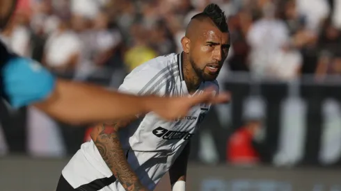 Arturo Vidal puede quedarse sin jugar en Colo Colo por todo febrero.