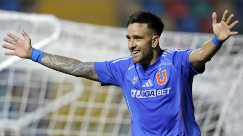 Matías Zaldivia celebrando con la camiseta de Universidad de Chile.