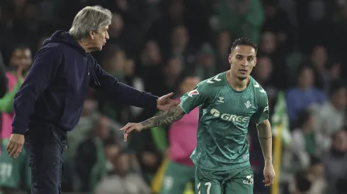 Manuel Pellegrini felicita al brasileño Antony.