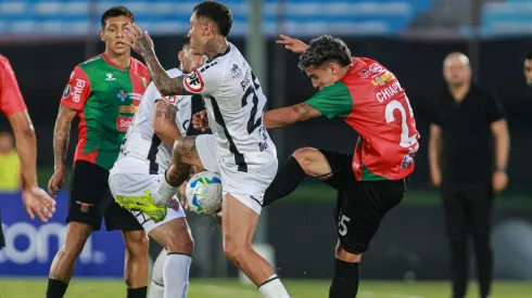 Gonzalo Sosa está detrás de Martín Rodríguez en la lucha de un balón.
