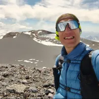 Profesor y corredor quiere superar récord desde Plaza de Armas hasta cumbre del Cerro El Plomo