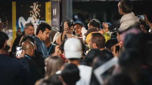 Cristian Garin recibe el cariño de los hinchas en el ATP de Santiago.