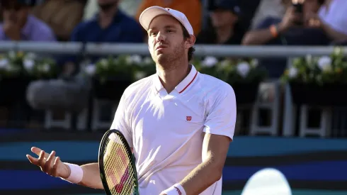 Nicolás Jarry de Chile lamenta perder punto ante a Camilo Ugo Carabelli en el Chile Open 2025