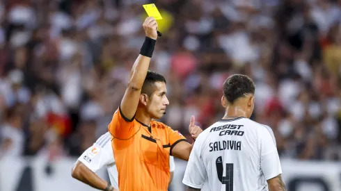 Rodrigo Carvajal le sacó la tarjeta amarilla al uruguayo a pesar de una posición de adelanto que invalidó la acción.