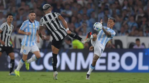 Matías Zaracho y Matheus Martins en la ida de Racing Club vs Botafogo, por la Recopa Sudamericana.