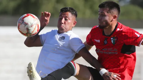 Leonardo Valencia y Ariel Martínez disputando el balón en el Clásico de Colonias que ganó Audax Italiano ante Palestino en la Copa Chile.