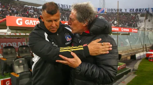 Jorge Almirón con Mario Salas, quien dirigió a Ñublense en 2024. El sucesor que tuvo en los Diablos Rojos ya fue despedido.