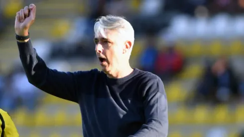 Tiago Nunes vio la roja ante Deportes Iquique. Y alegó persecución en su contra.