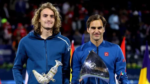Stefanos Tsitsipas y Roger Federer con sus trofeos tras el Dubai Duty Free Championships 2019.