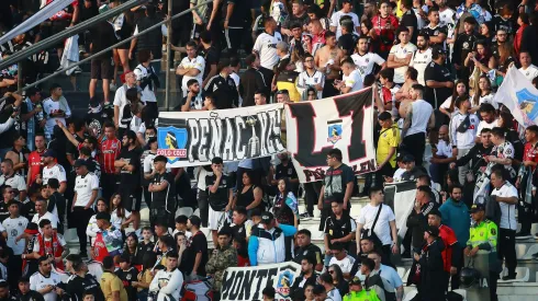 Hinchas de Colo Colo en el estadio de Alianza Lima.