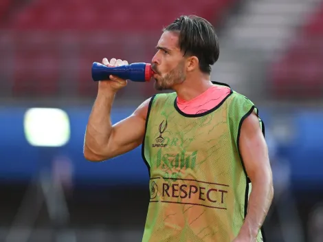 Grealish es grabado ebrio y le paga los tragos a todos en un bar