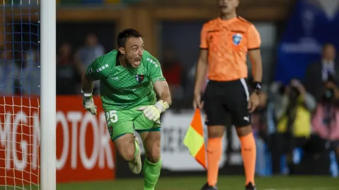 Zanahoria Pérez tapó el penal a Ampuero y desató el festejo.