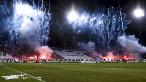 El homenaje de los hinchas de Colo Colo a Carlos Caszely fue denunciado por el árbitro.