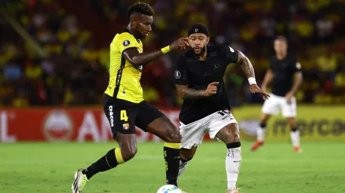 Depay vivió un poco común hecho en la Libertadores.