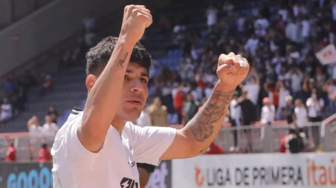 Claudio Aquino festejó así el gol que le anotó de penal a Huachipato.
