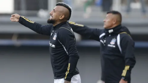 Almirón descarta a Vidal ante Everton