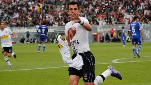 Carlos Muñoz celebrando en Colo Colo ante la U.