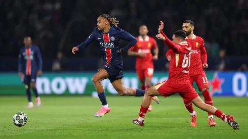 Bradley Barcola y Trent Alexander-Arnold en el PSG vs Liverpool que se celebró en Parc des Princes.