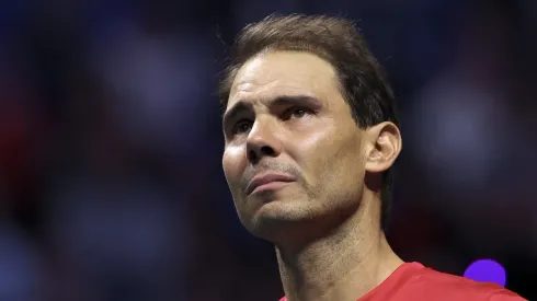 Rafael Nadal se emociona viendo un vídeo en las pantallas gigantes durante su despedida.