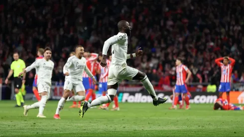 Real Madrid mandó para la casa al Atlético y sigue vivo en Champions League, aunque lleno de polémica.