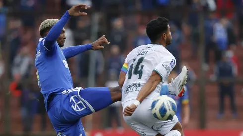 Junior Fernandes ante Manuel Olea en el duelo de la U de Chile contra General Velásquez.