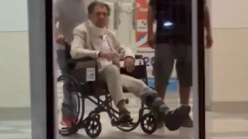 Aníbal Mosa terminó en silla de ruedas, con cuello ortopédico y bota tras la supuesta pelea con Carlos Cortés en Colo Colo.